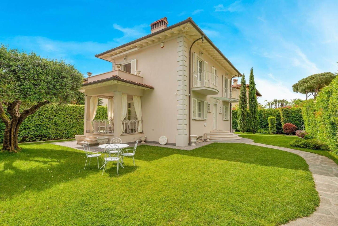 Villa con giardino a Pietrasanta