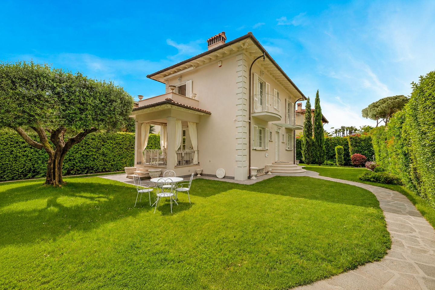 Villa con giardino a Pietrasanta