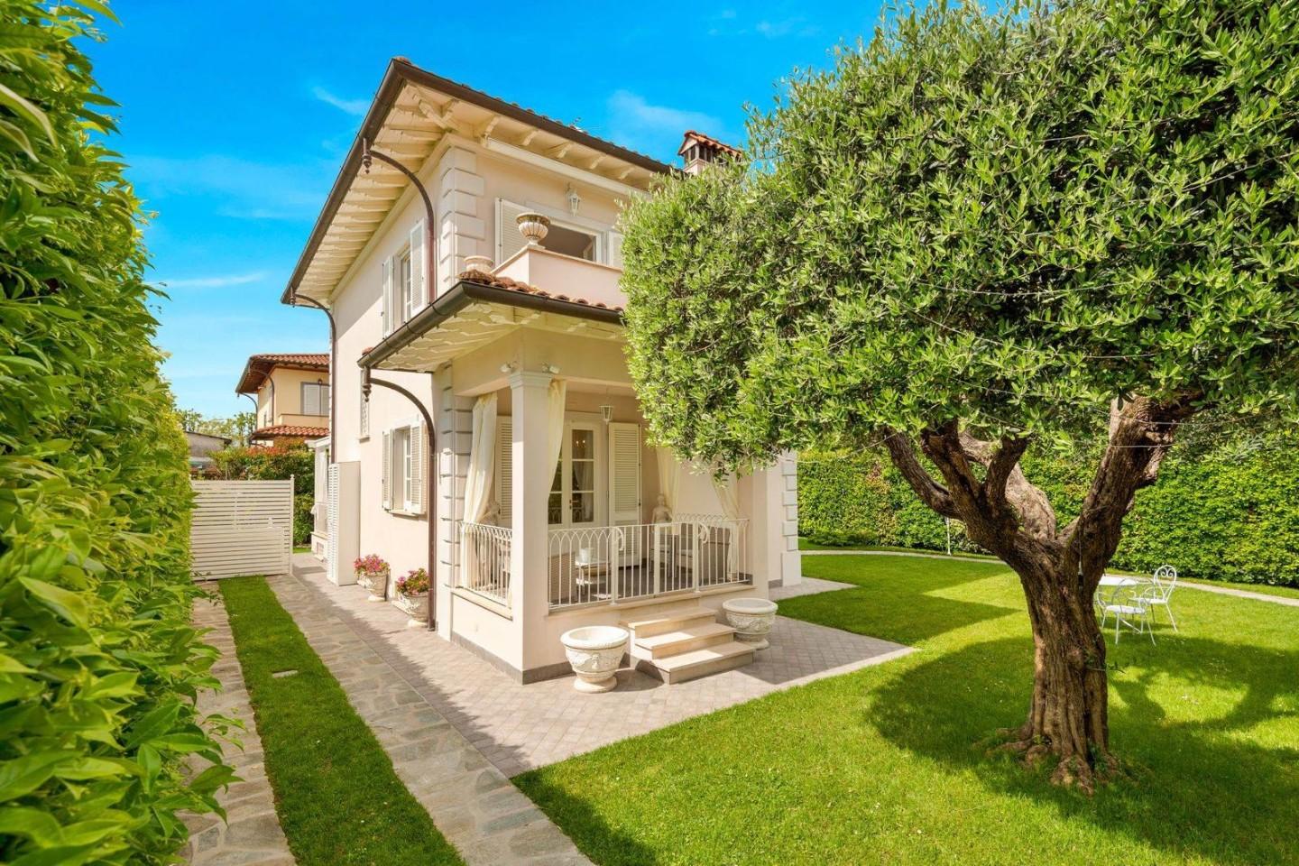 Villa con giardino a Pietrasanta