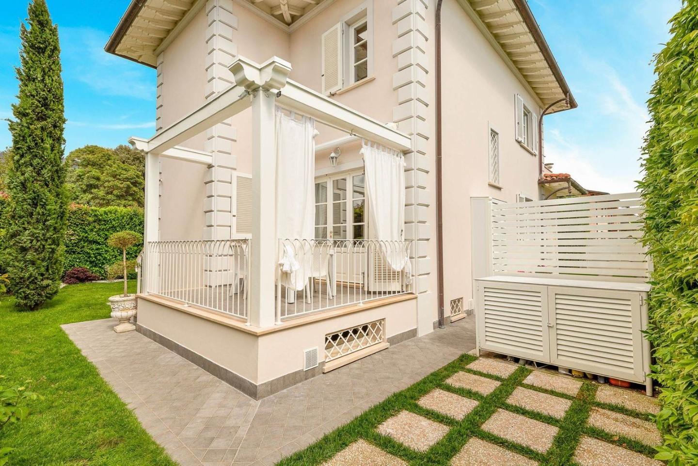 Villa con giardino a Pietrasanta