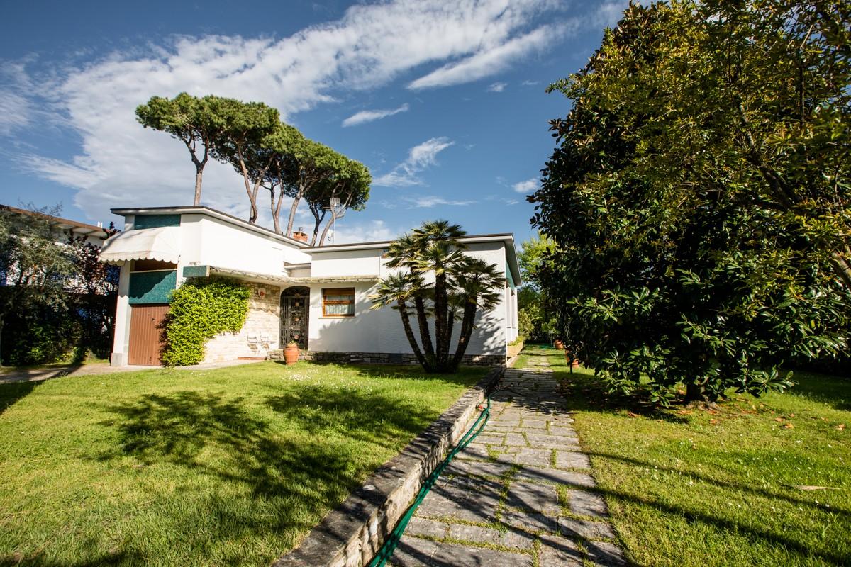 Villa con giardino a Forte dei Marmi