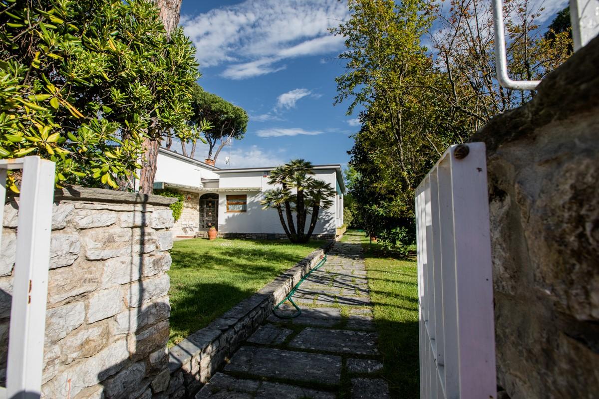 Villa con giardino a Forte dei Marmi