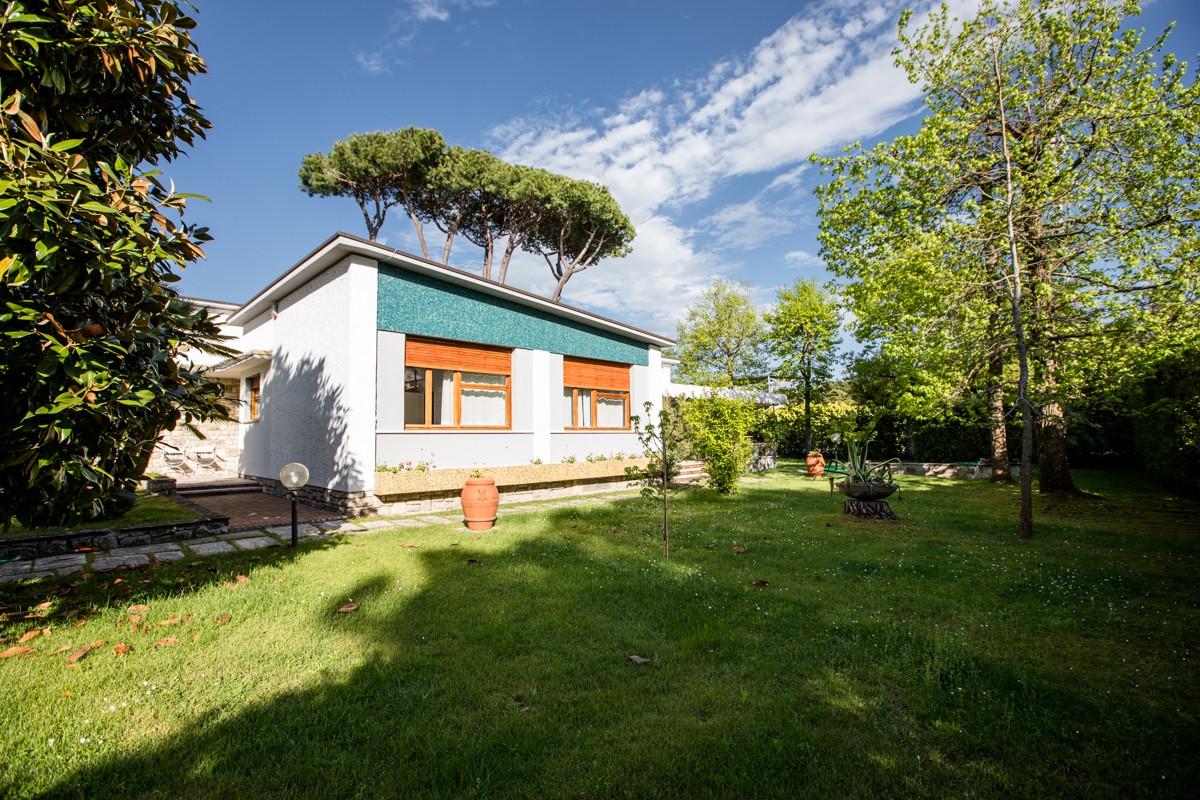 Villa con giardino a Forte dei Marmi