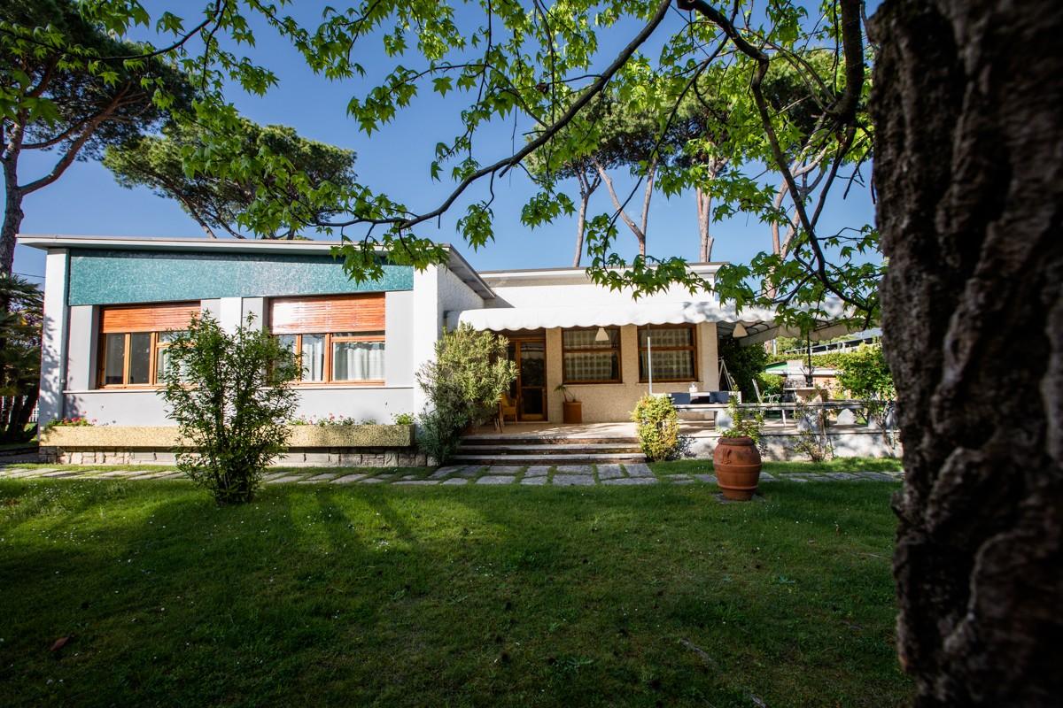 Villa con giardino a Forte dei Marmi