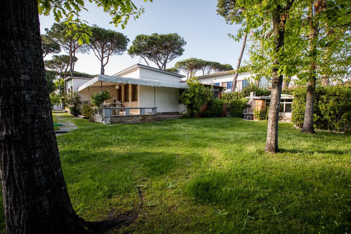 Villa con giardino a Forte dei Marmi