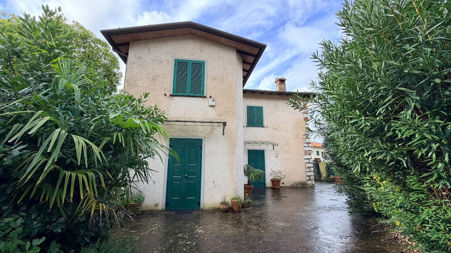Villa con giardino a Pietrasanta