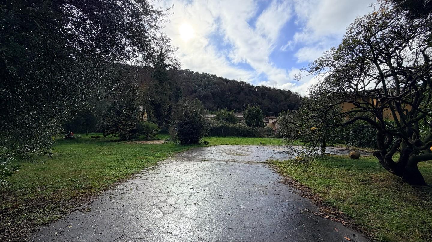 Villa con giardino a Pietrasanta