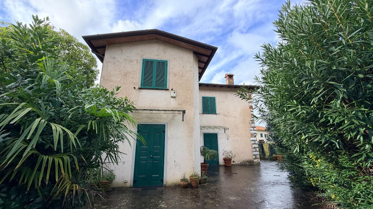Villa con giardino a Pietrasanta