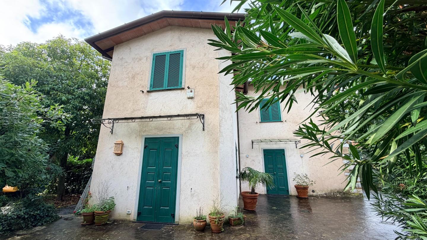 Villa con giardino a Pietrasanta