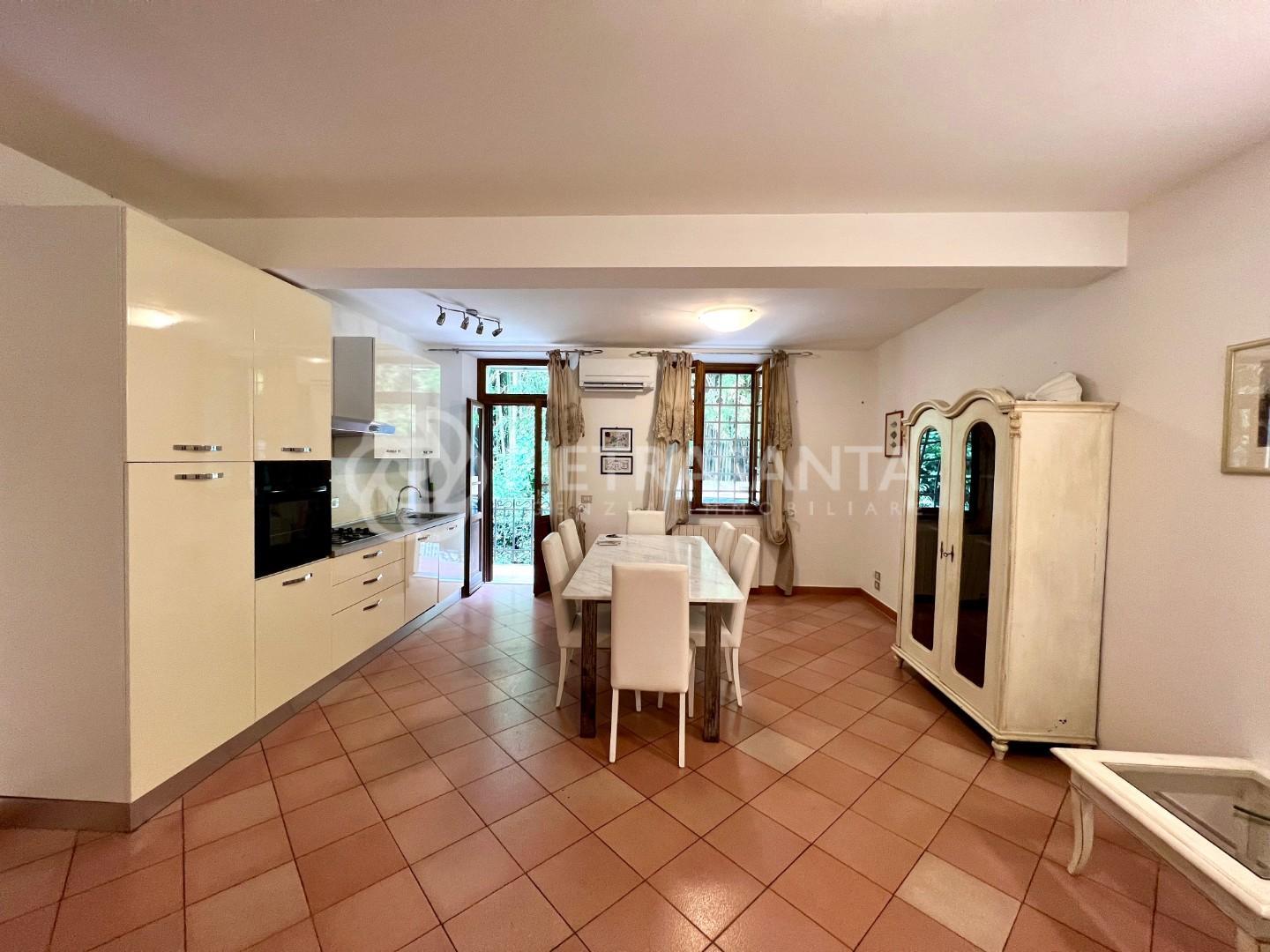 Bilocale con terrazzo a Pietrasanta