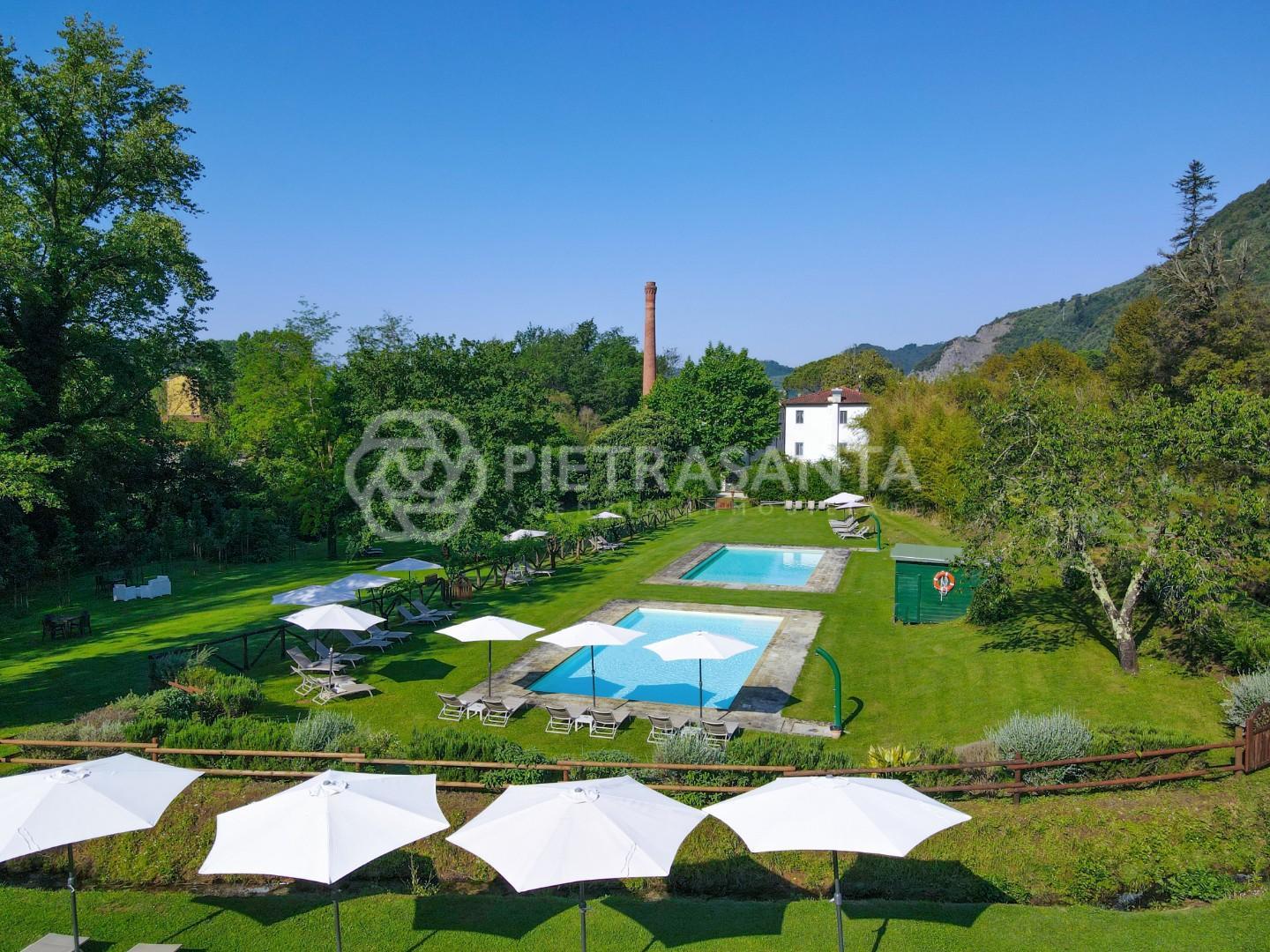 Villa con giardino, Camaiore lombrici