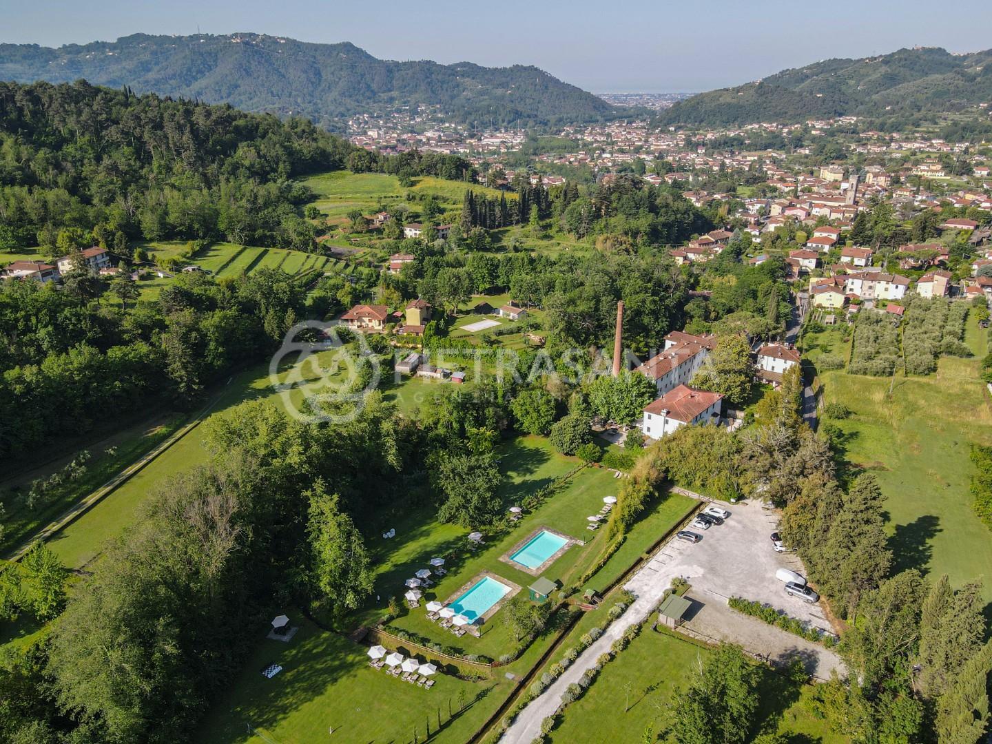 Villa con giardino, Camaiore lombrici