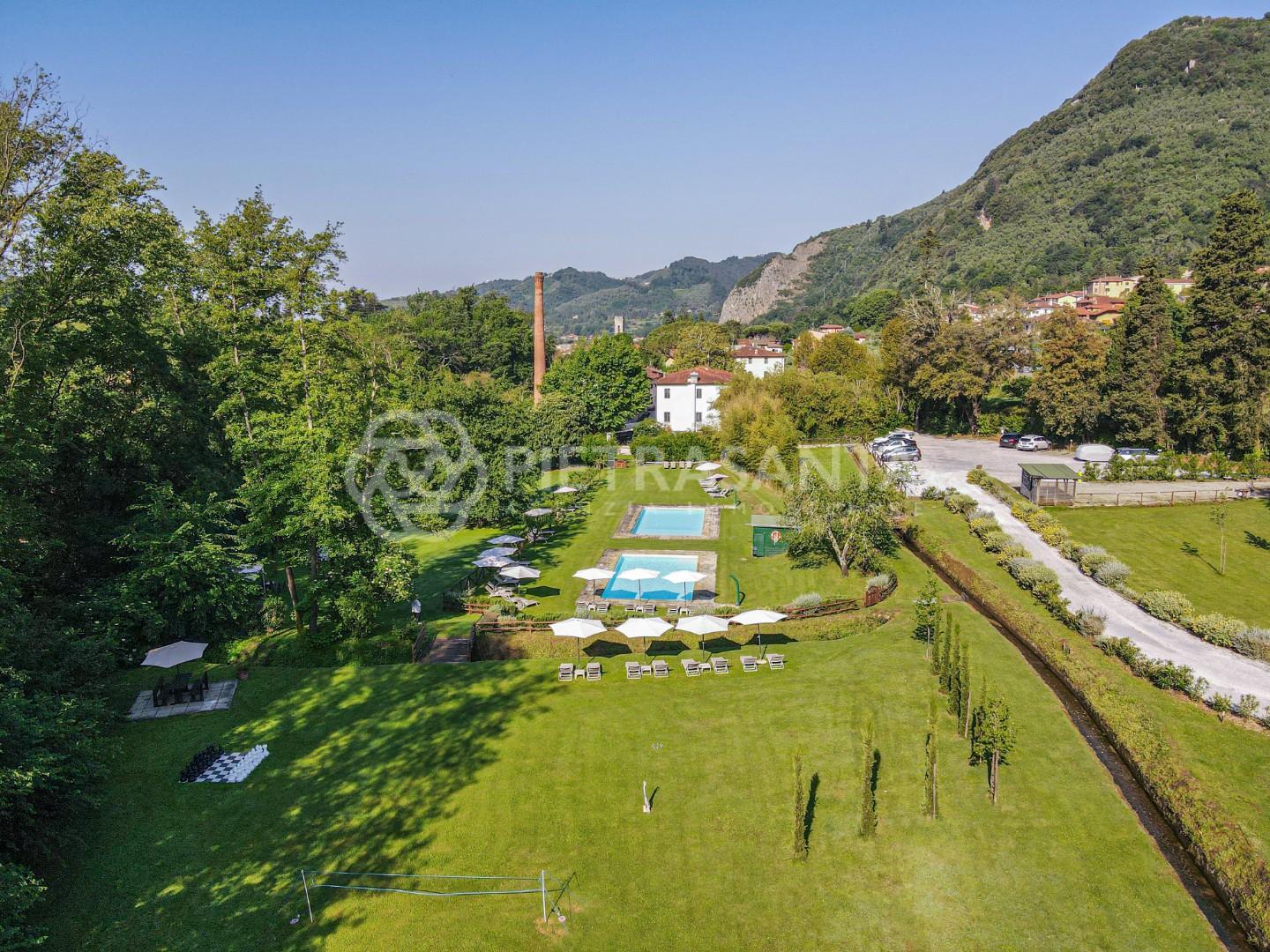 Villa con giardino, Camaiore lombrici