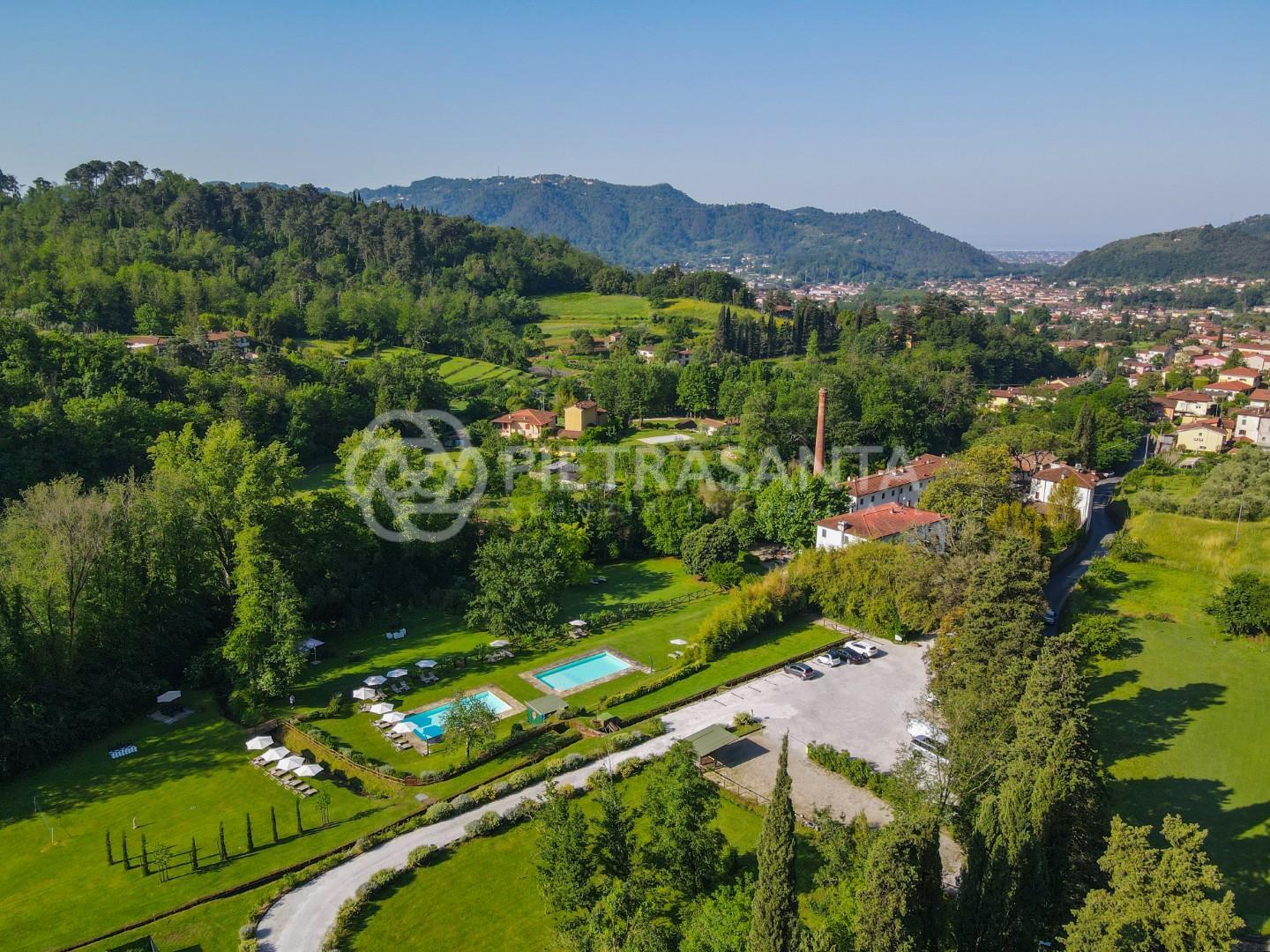 Villa con giardino, Camaiore lombrici