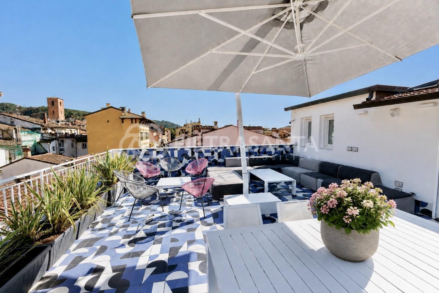 Appartamento con terrazzo, Pietrasanta centro storico