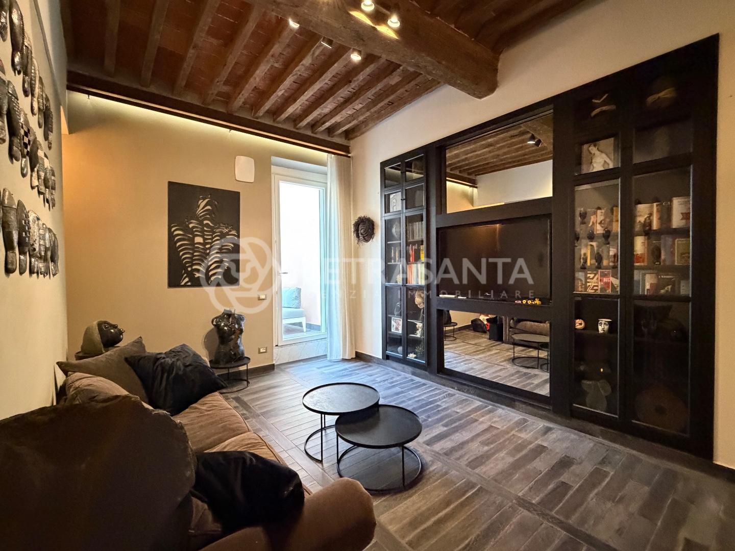 Appartamento con terrazzo, Pietrasanta centro storico