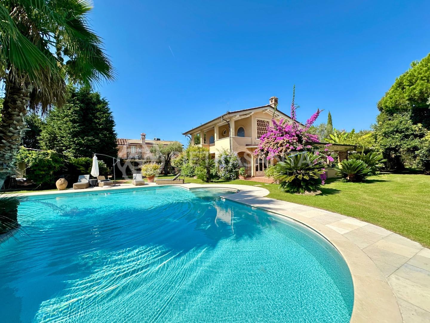 Villa con giardino, Seravezza querceta