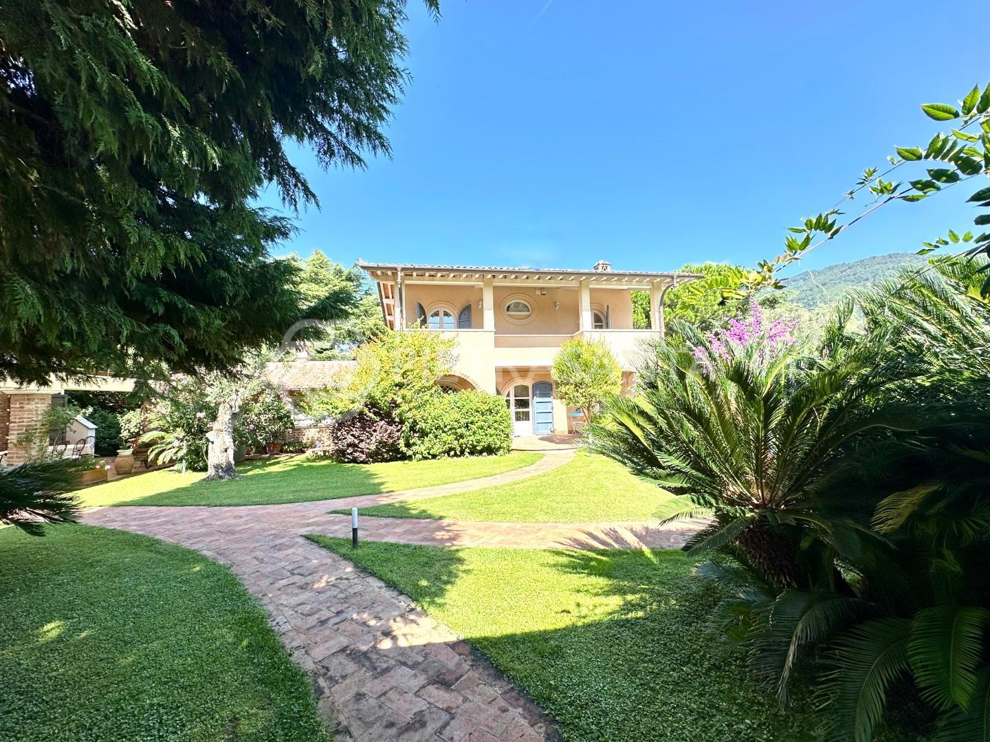 Villa con giardino, Seravezza querceta