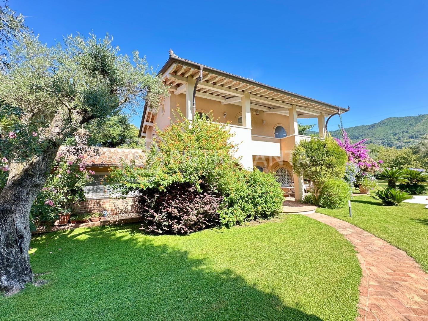 Villa con giardino, Seravezza querceta