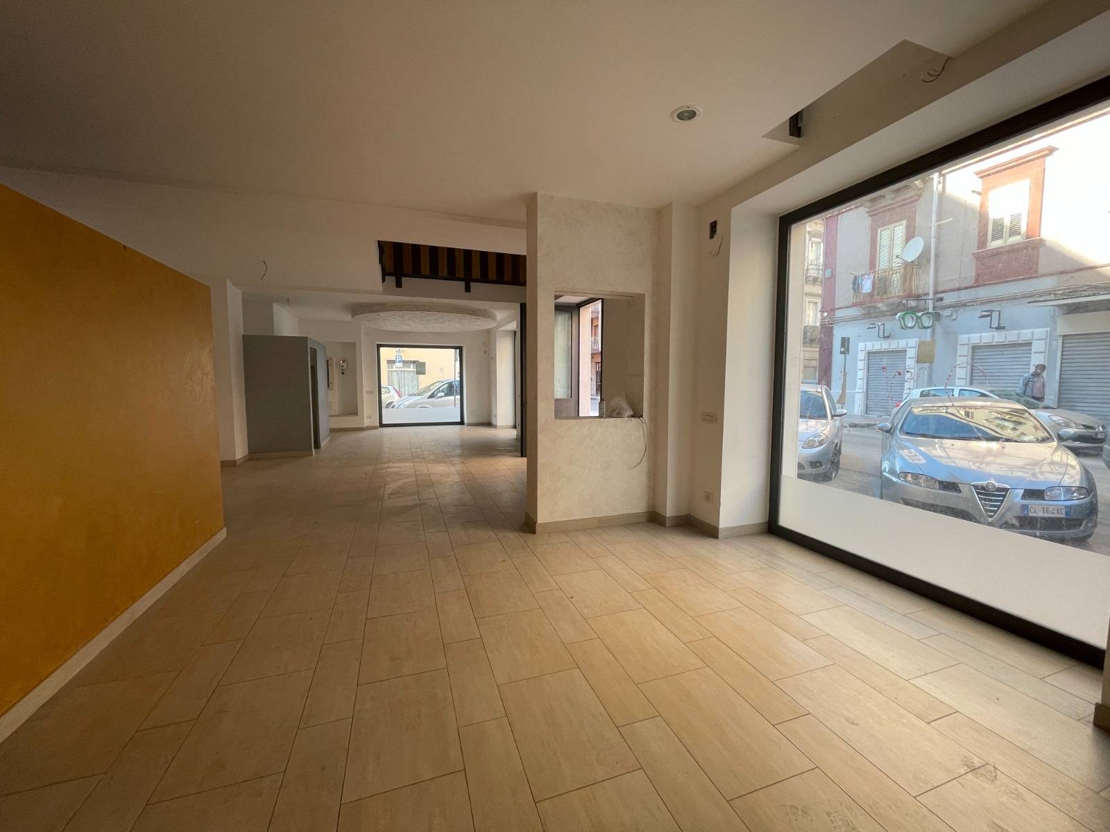 Locale commerciale in vendita a Taranto
