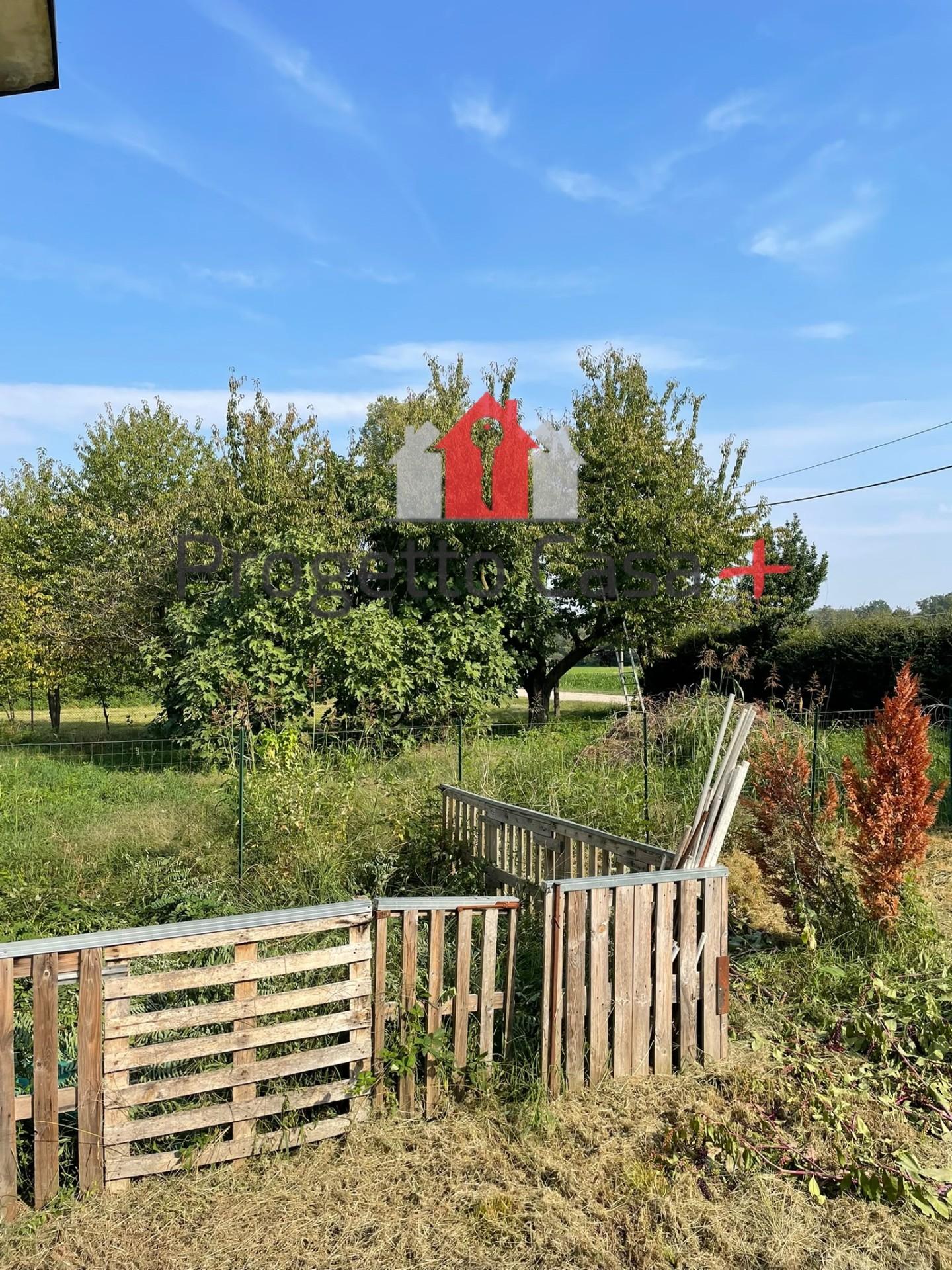 Casa indipendente con giardino a Tradate