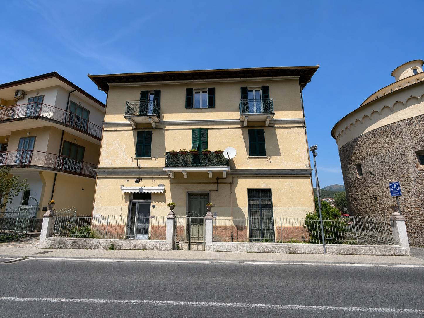Locale commerciale in vendita a Villanova d'Albenga