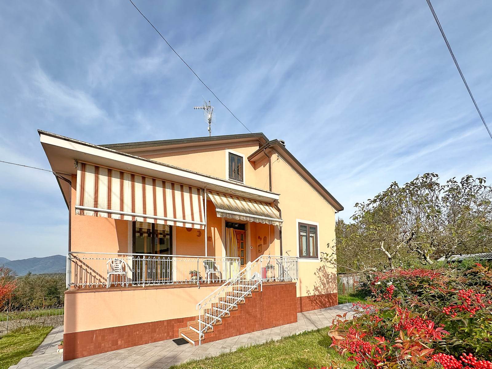 Casa indipendente con giardino a Aulla