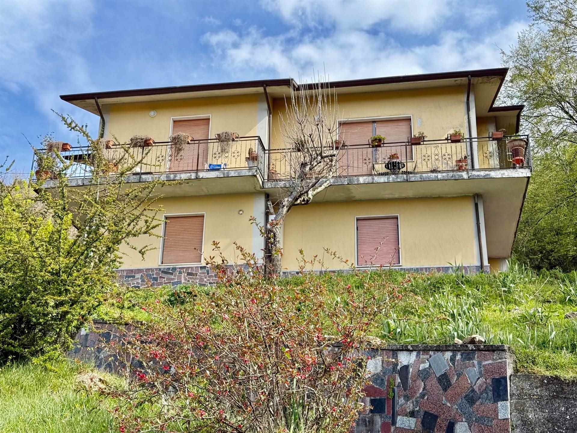Villa con giardino a Podenzana