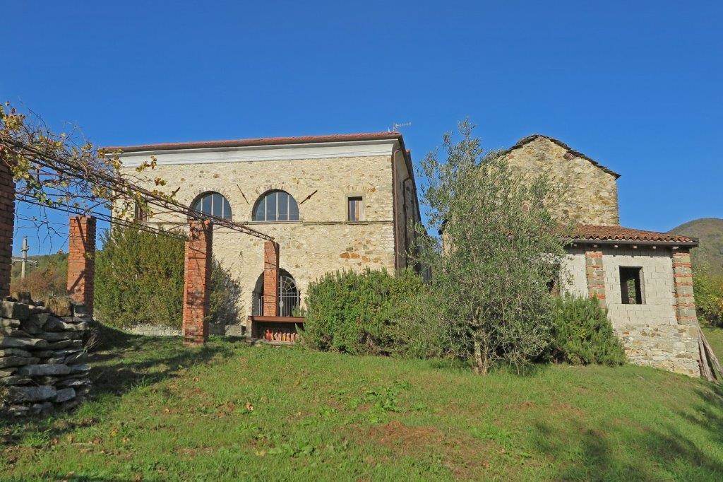 Rustico con giardino a Pontremoli