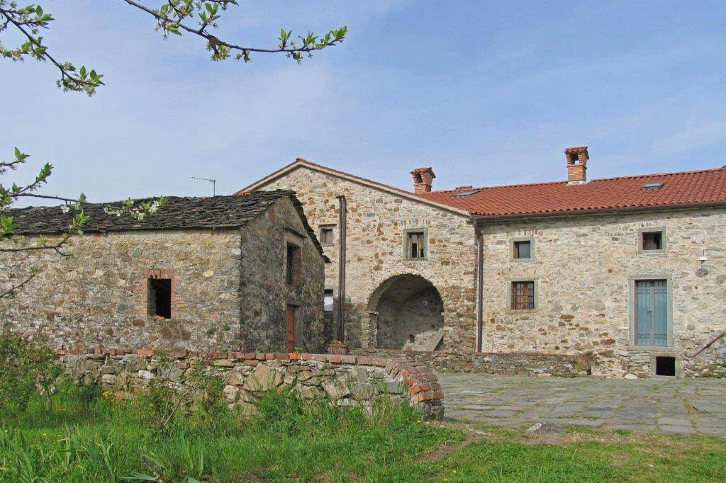 Rustico con giardino a Pontremoli