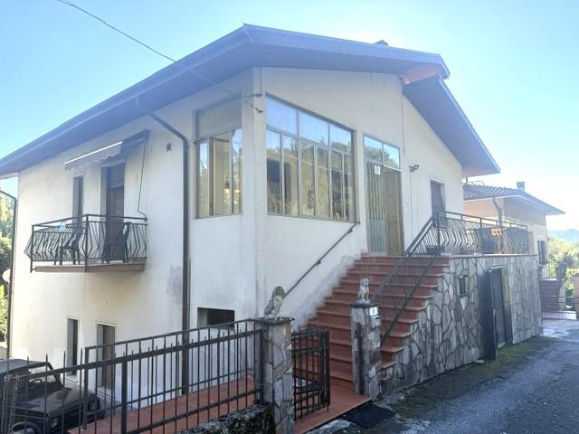 Appartamento con terrazzi, Fivizzano gassano
