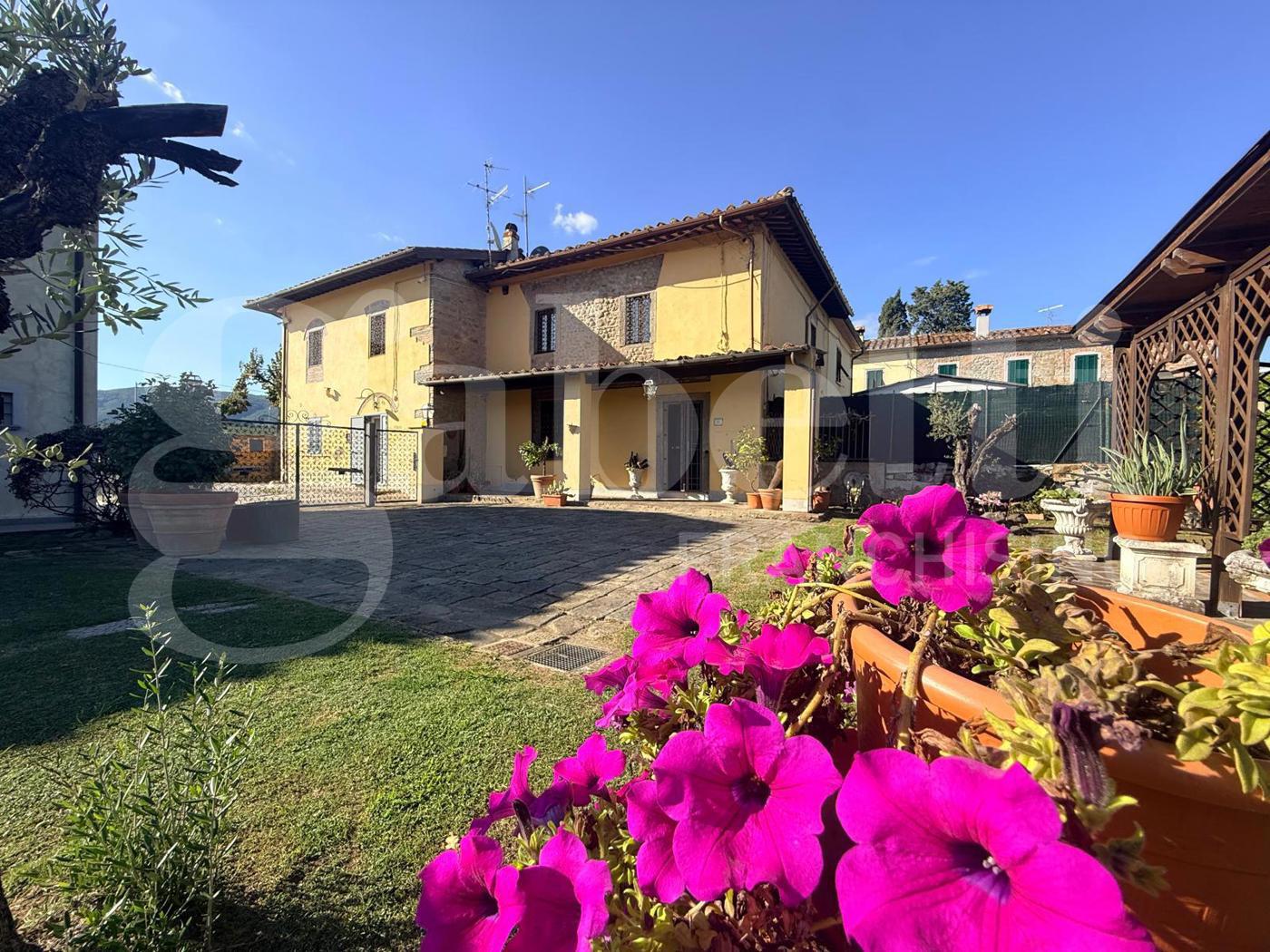 Rustico con giardino a Pistoia