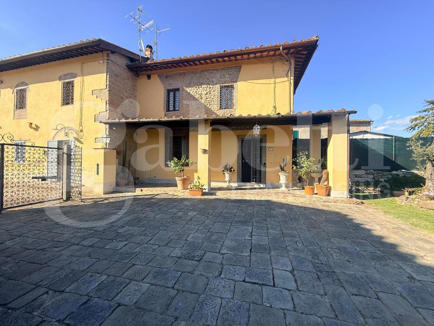 Rustico con giardino a Pistoia