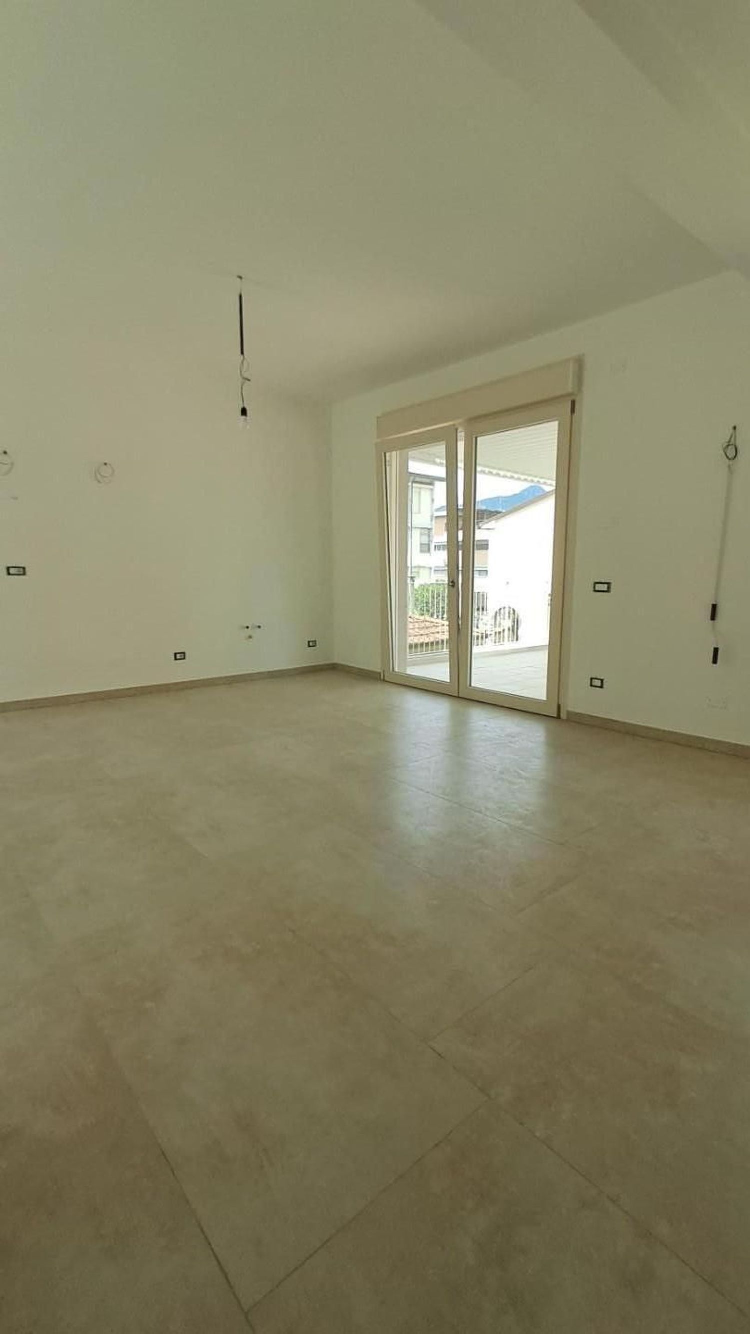 Villa con terrazzo a Cascina