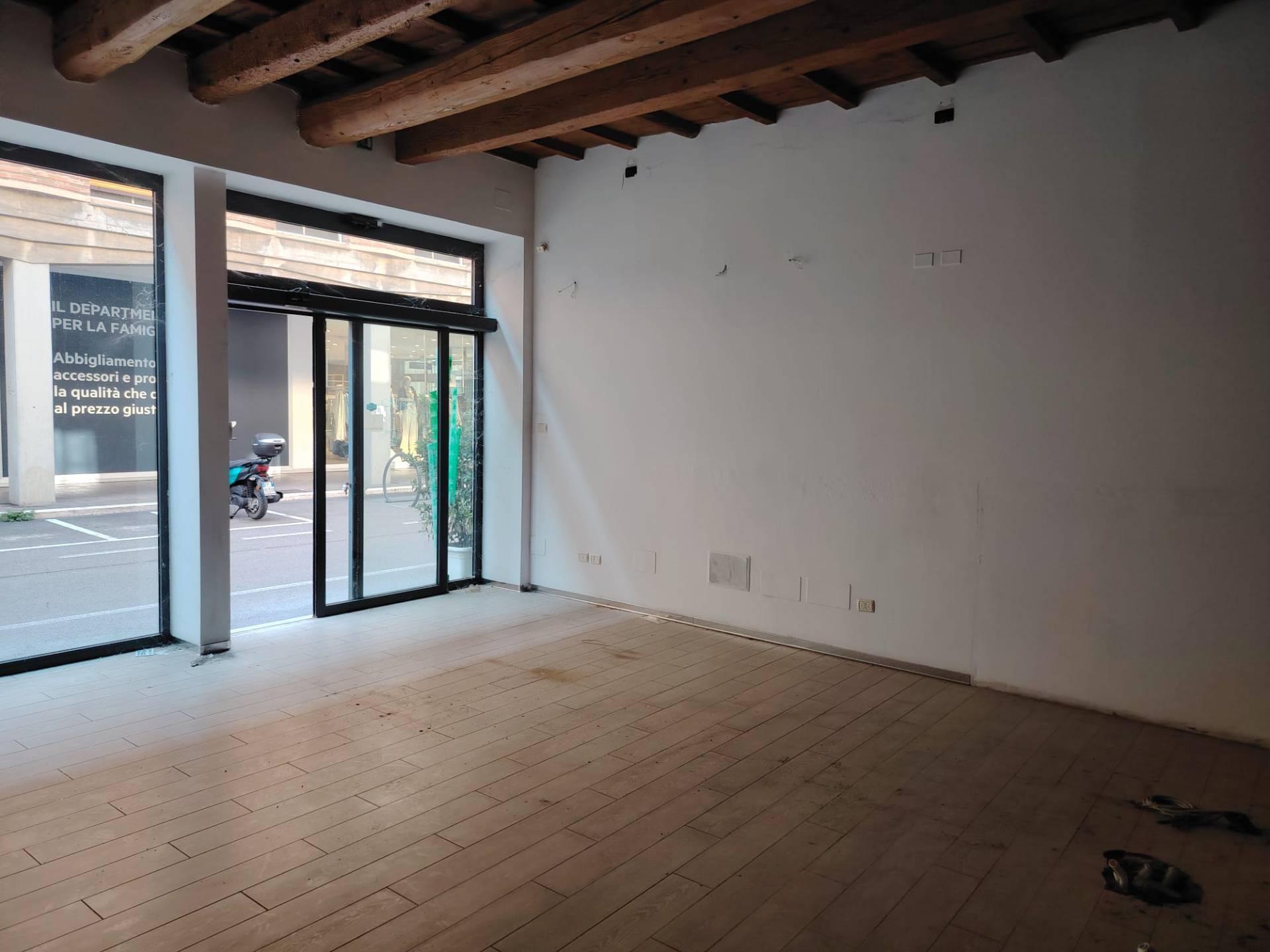 Locale commerciale in affitto a Cesena