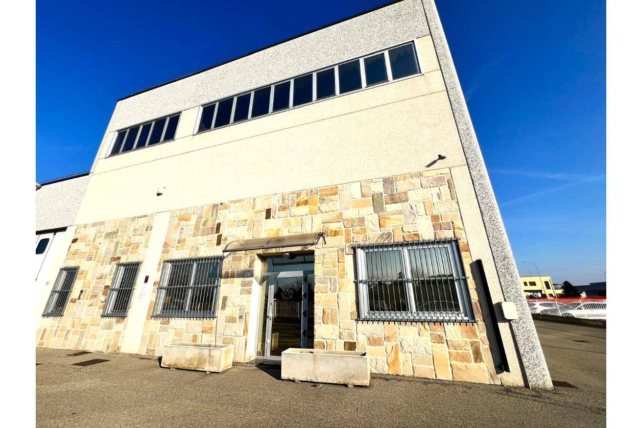 Capannone in vendita a Imola, Zona industriale