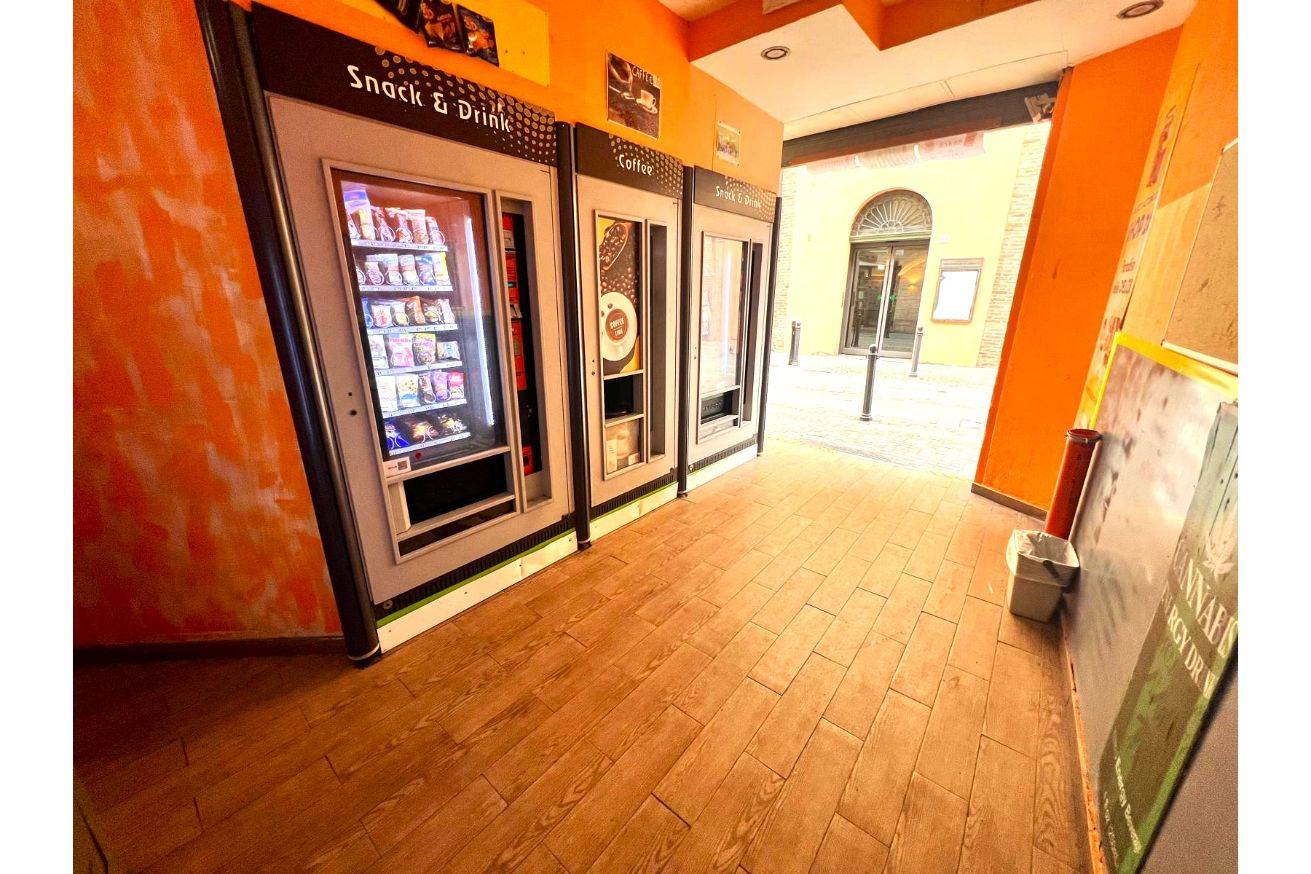 Locale commerciale in vendita a Imola, Centro