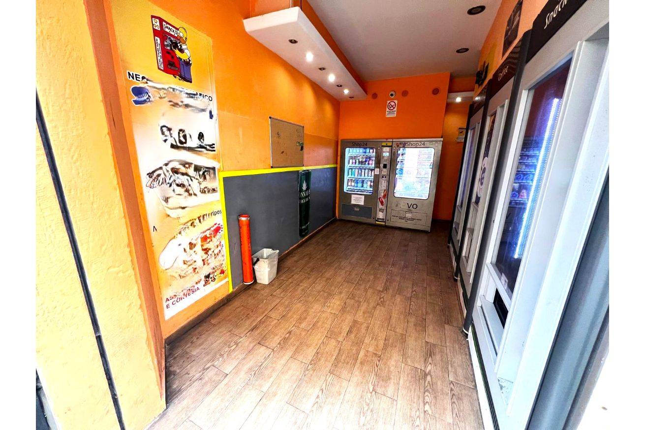 Locale commerciale in vendita a Imola, Centro