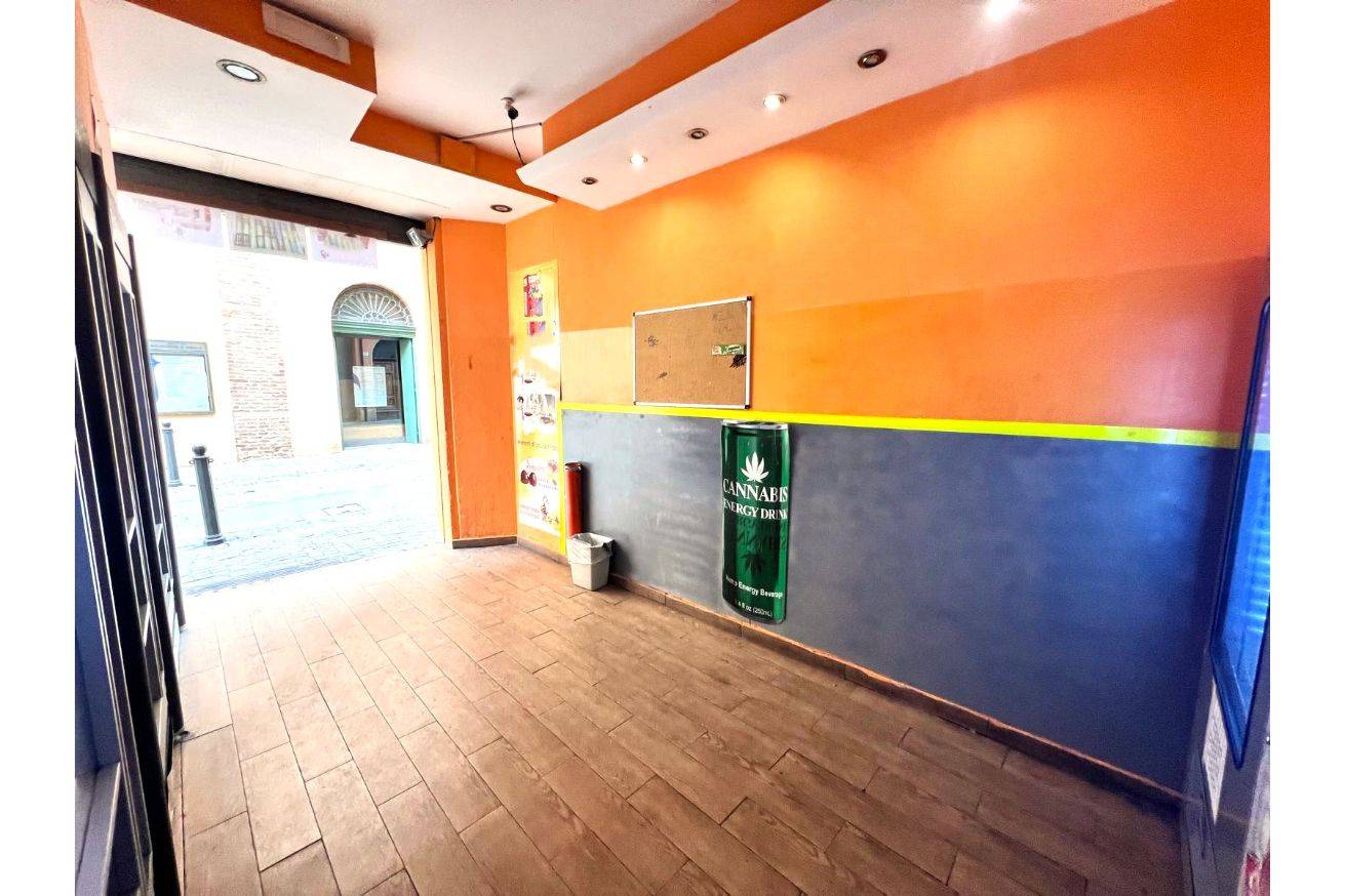 Locale commerciale in vendita a Imola, Centro