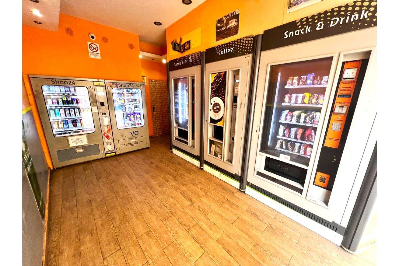 Locale commerciale in vendita a Imola, Centro