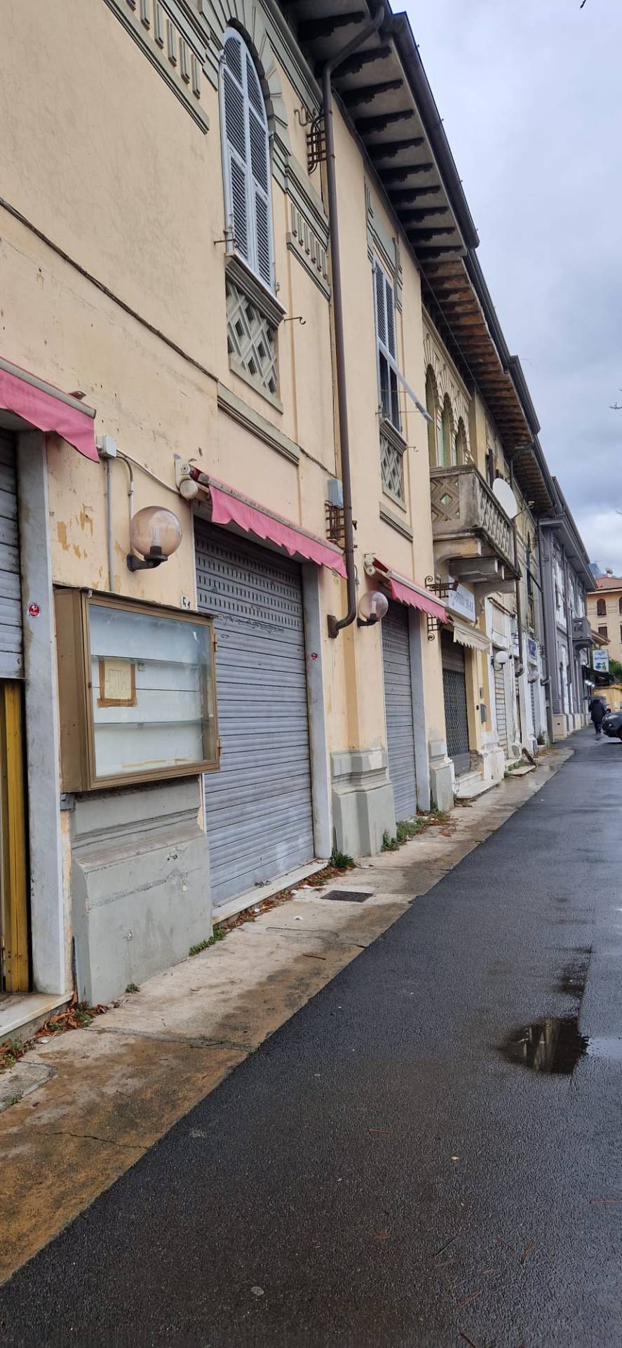 Complesso commerciale in affitto a Carrara