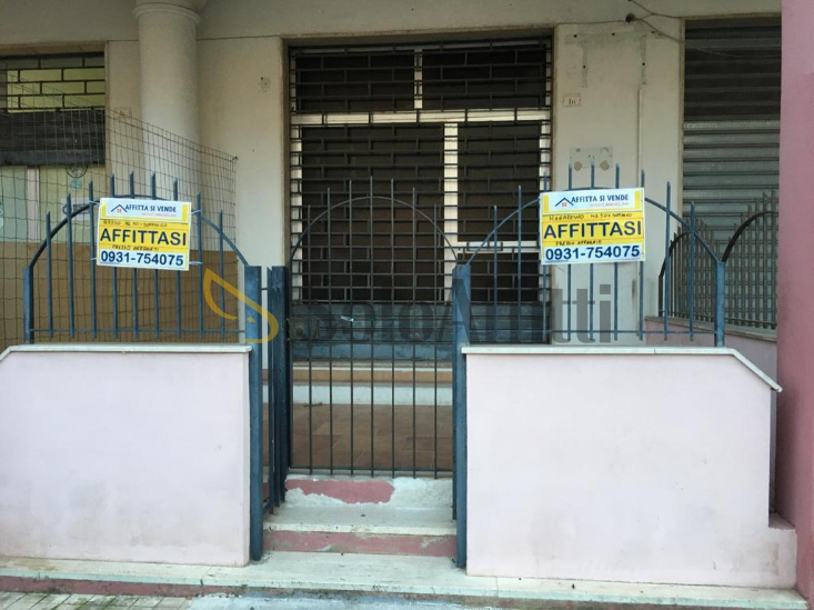 Locale commerciale in affitto in via filippo juvara 1/h, Siracusa