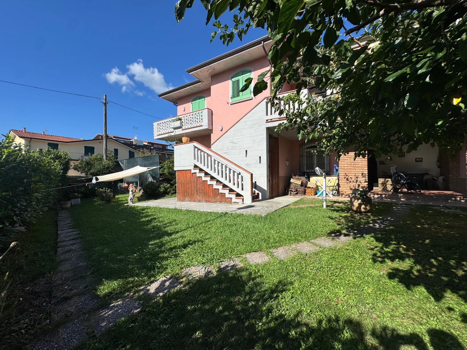 Casa indipendente con giardino a Santo Stefano di Magra