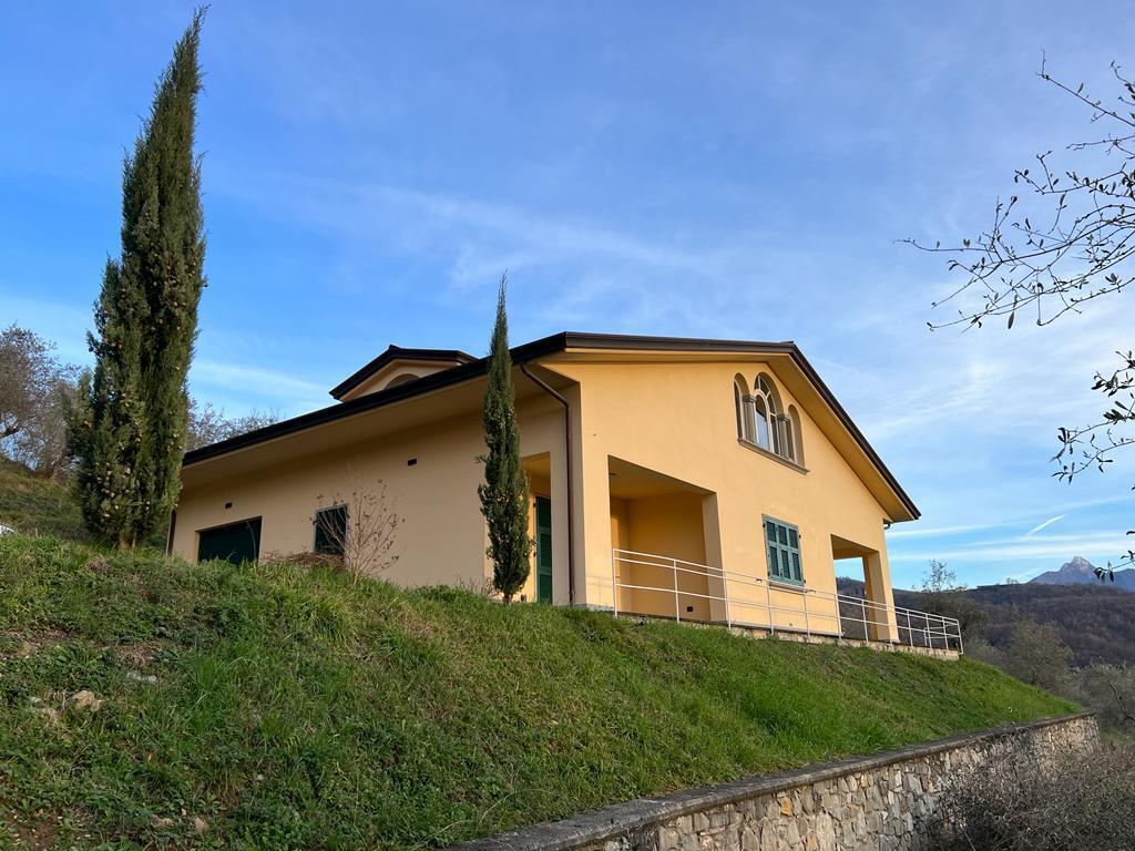 Villa con giardino a Fivizzano