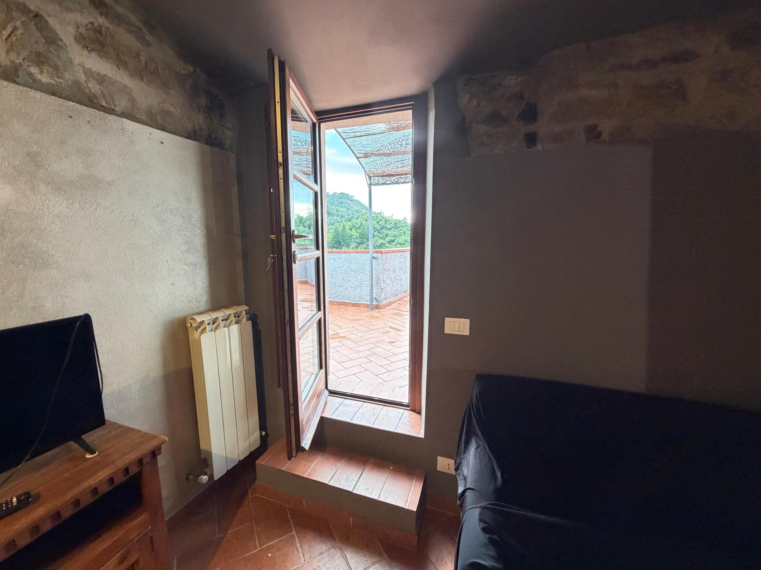 Casa indipendente con terrazzo a Aulla