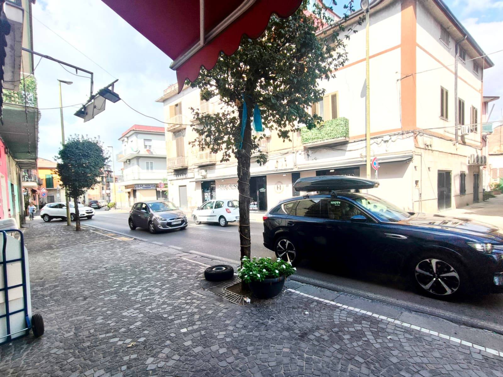 Locale commerciale in affitto a Pomigliano d'Arco
