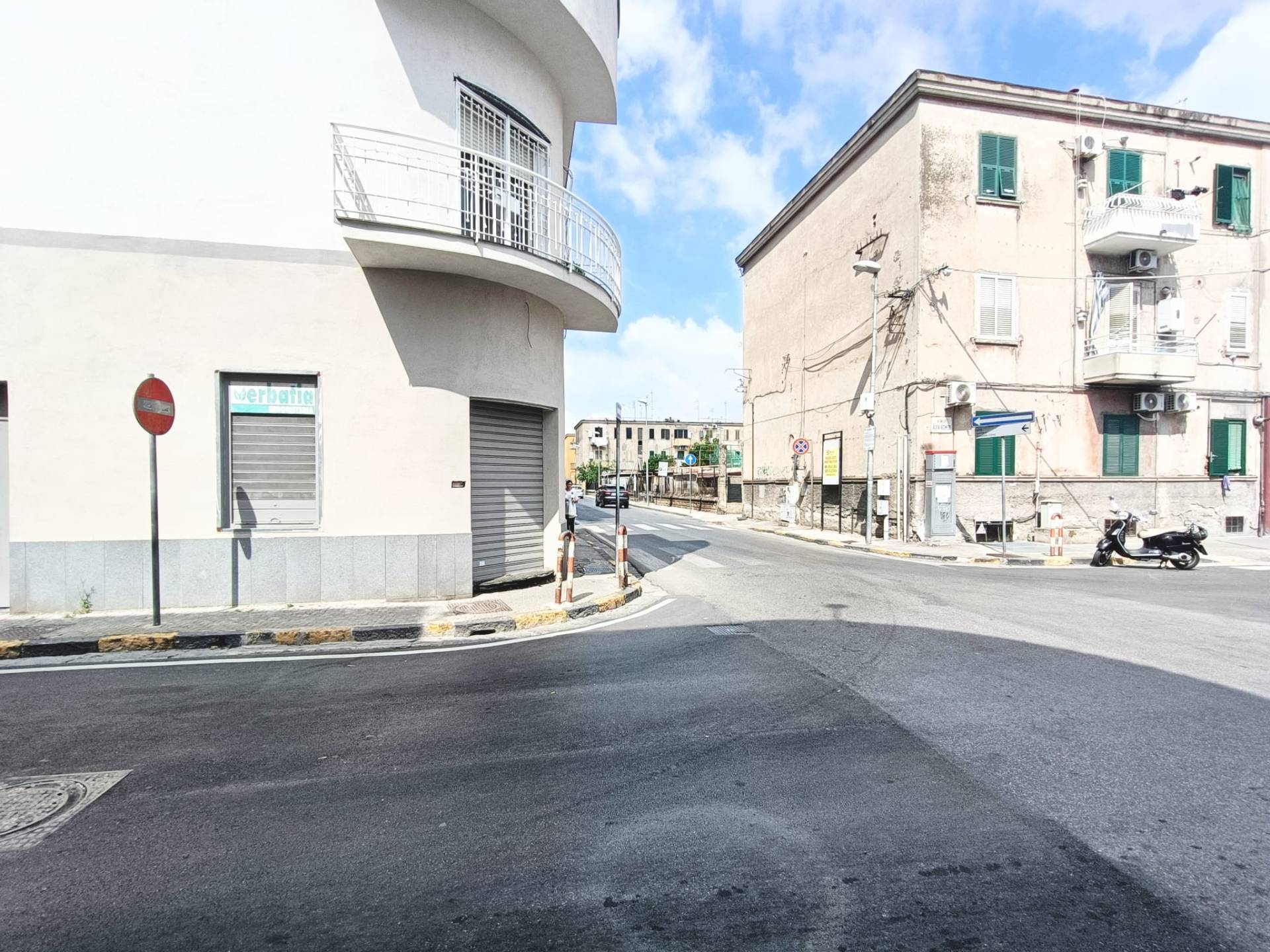 Locale commerciale in affitto a Pomigliano d'Arco