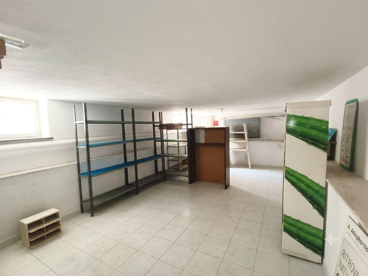 Locale commerciale in affitto a Pomigliano d'Arco