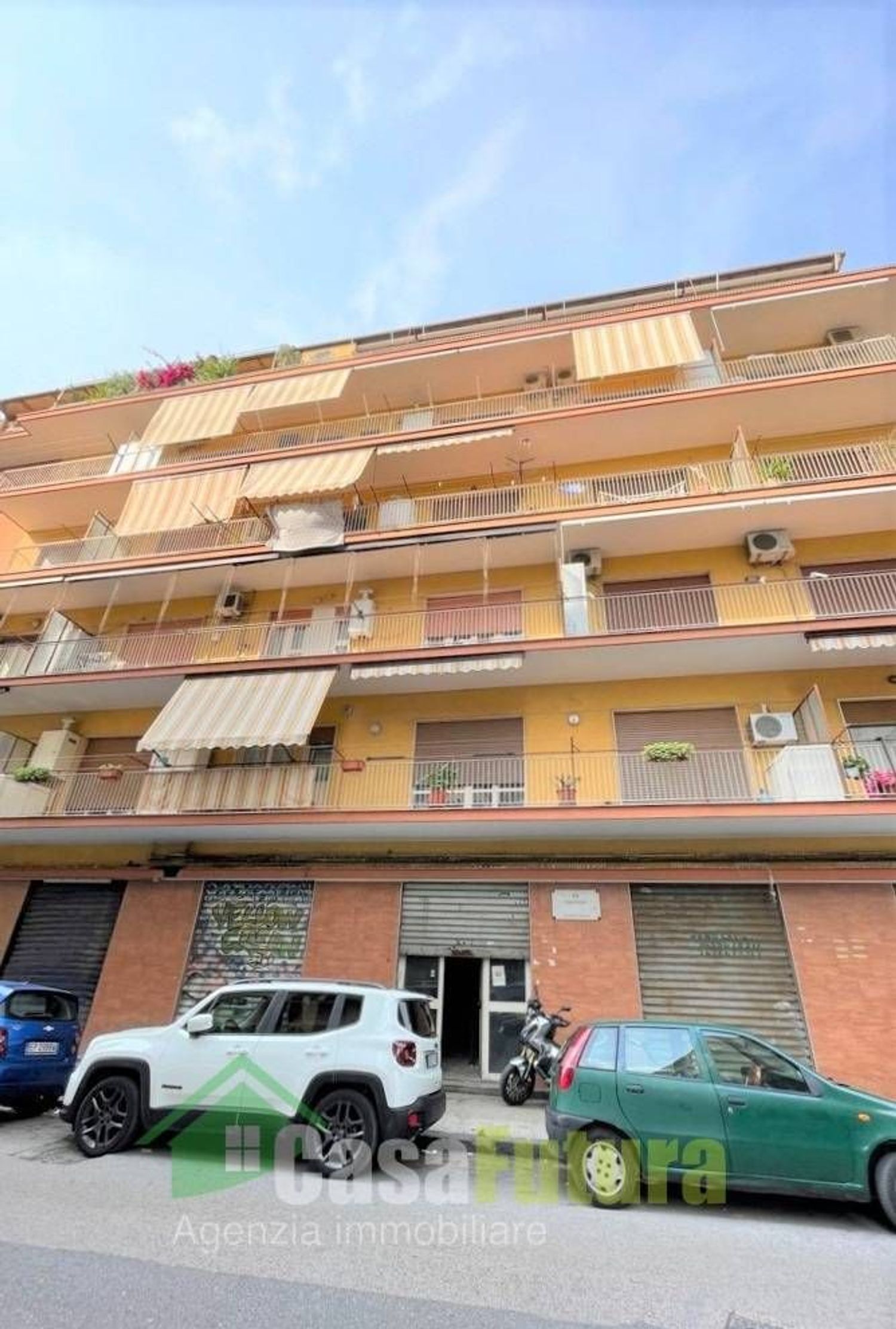 Locale commerciale in vendita a Napoli, Secondigliano