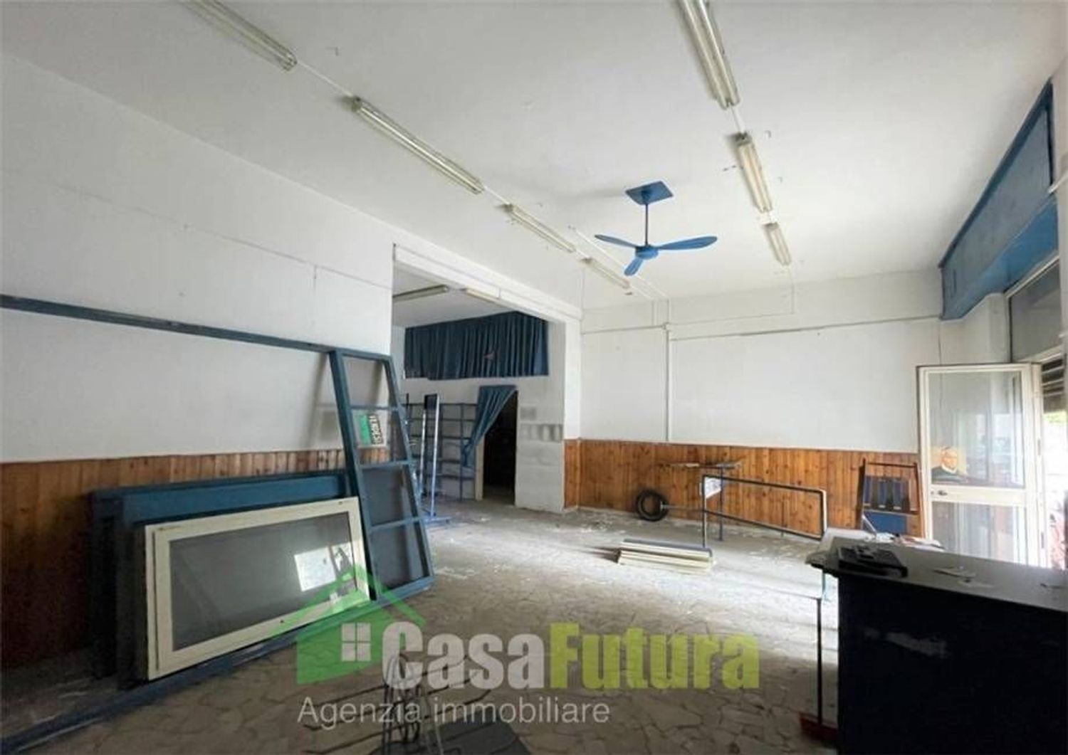 Locale commerciale in vendita a Napoli, Secondigliano